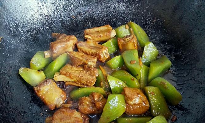 家常菜，莴苣炖咸排骨（又鲜又嫩，营养美味）-第1张图片-美味行家
