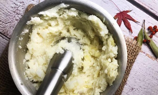教你如何以土豆搅团制作美味小吃（土豆搅团的制作方法和口感特点）-第1张图片-美味行家
