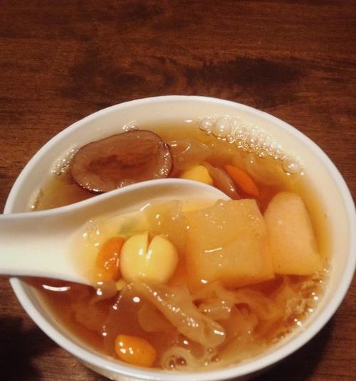 银耳雪梨润肺汤，解决肺部问题的良方（以食材为药，从根本上改善肺部健康）-第1张图片-美味行家