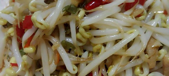一道清爽可口的肉丝炒绿豆芽的做法（简单易学，健康美味，营养丰富的菜肴）-第2张图片-美味行家