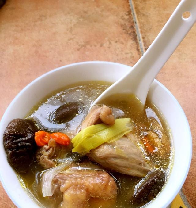 美味可口的以三及第汤的做法（家常菜谱，学会这个做法让你的家人赞不绝口）-第1张图片-美味行家