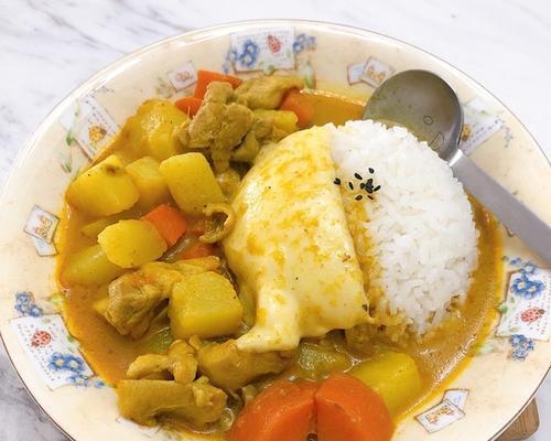 「日式鸡肉咖哩」的制作方法（快速简单的家庭料理）-第1张图片-美味行家
