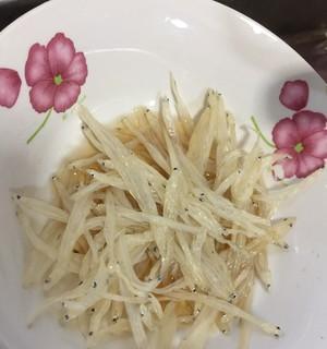 银鱼丝儿烘鹌鹑蛋（一道营养丰富、口感独特的小吃）-第1张图片-美味行家