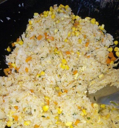 玉米蛋烧饭的美味做法（用鲜玉米和嫩滑鸡蛋打造口感丰富的烧饭）-第2张图片-美味行家