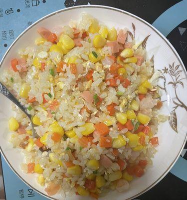 玉米蛋烧饭的美味做法（用鲜玉米和嫩滑鸡蛋打造口感丰富的烧饭）-第3张图片-美味行家
