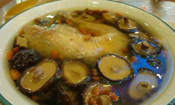 一份温馨的家常菜——香菇炖鸡汤（营养丰富，味道鲜美，让你家人健康快乐的“鸡汤之王”）-第1张图片-美味行家