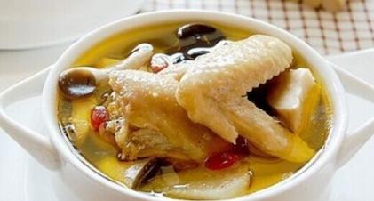 一份温馨的家常菜——香菇炖鸡汤（营养丰富，味道鲜美，让你家人健康快乐的“鸡汤之王”）-第2张图片-美味行家