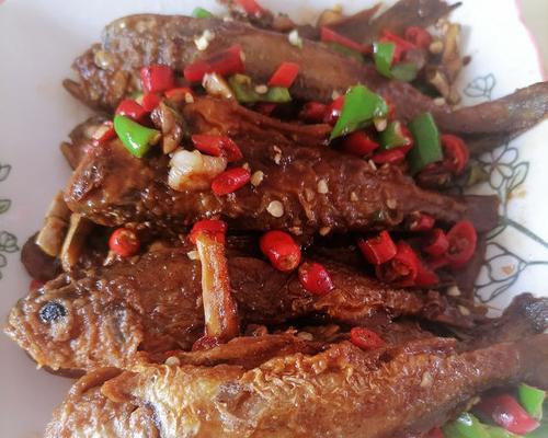 香辣小黄鱼的制作方法（家庭厨房教你制作美味小黄鱼，香辣美味，简单易学）-第3张图片-美味行家