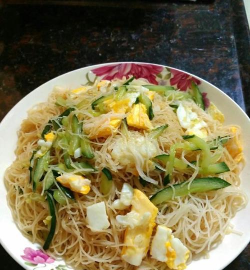 美味健康的素炒米粉（以新鲜蔬菜为主料，富含营养的素食佳肴）-第2张图片-美味行家