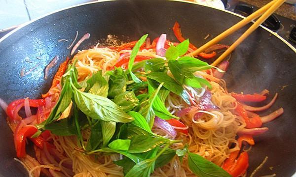 美味健康的素炒米粉（以新鲜蔬菜为主料，富含营养的素食佳肴）-第3张图片-美味行家