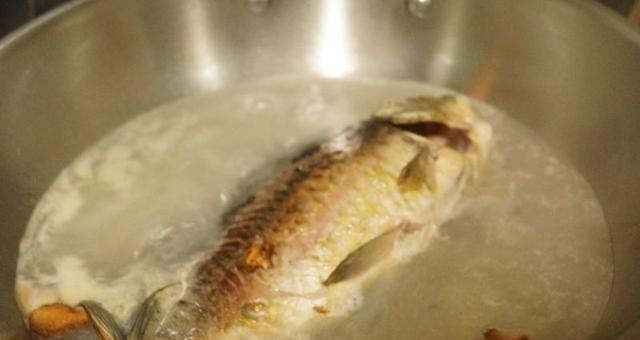 家常香菇鲫鱼汤做法（营养美味，轻松一锅煮，健康味蕾满足）-第2张图片-美味行家