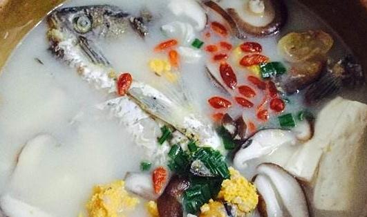 家常香菇鲫鱼汤做法（营养美味，轻松一锅煮，健康味蕾满足）-第1张图片-美味行家