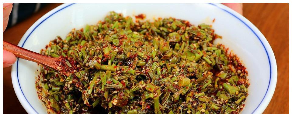 以香椿酱炒饭，美味又健康！（健康饮食新时尚，快来尝尝这道美味的香椿酱炒饭吧！）-第3张图片-美味行家