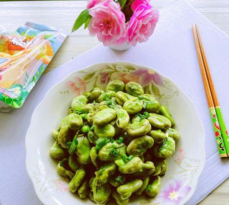小葱炒蚕豆的美味做法（口感鲜美，营养丰富的清爽蔬菜佳肴）-第3张图片-美味行家