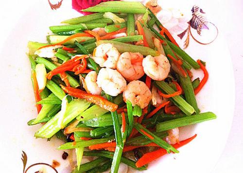 虾仁炒芹菜，清爽美味好健康（家常美食，让你健康有营养的一餐）-第2张图片-美味行家