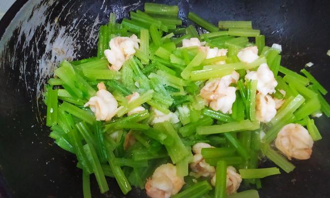 虾仁炒芹菜，清爽美味好健康（家常美食，让你健康有营养的一餐）-第3张图片-美味行家
