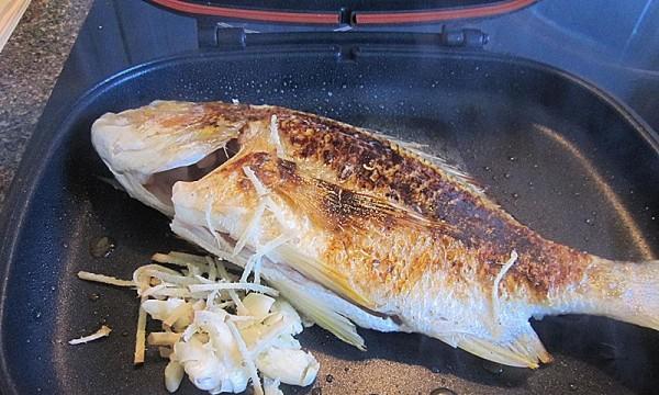 香煎小海鱼的制作方法（口感鲜美，健康美味的佳肴）-第1张图片-美味行家