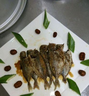 香煎小海鱼的制作方法（口感鲜美，健康美味的佳肴）-第2张图片-美味行家