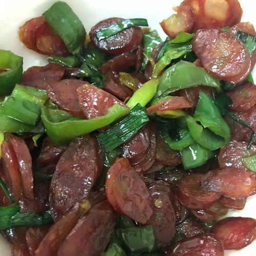 香肠炒辣椒，美味与健康并存（这道家常菜如何做？如何制作一道健康可口的香肠炒辣椒？）-第3张图片-美味行家