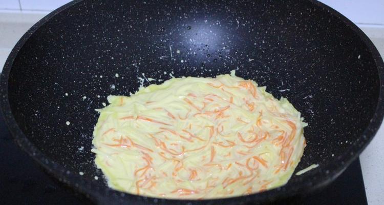 口感独特的土豆胡萝卜丝卷饼，让你爱不释口（用简单的材料和方法，打造营养又美味的早餐）-第1张图片-美味行家