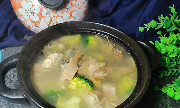 美味家常菜，以什菌排骨煲（健康营养的秘诀，品尝满满的味道）-第2张图片-美味行家