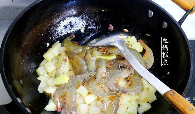 鲜虾炖土豆的做法（用新鲜虾和土豆炖出美味佳肴）-第2张图片-美味行家