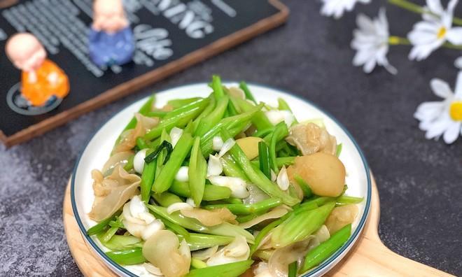 美味可口的以西芹炒墨鱼（简单易做的海鲜菜肴）-第1张图片-美味行家