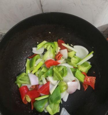 美味佳肴的制作——肉片炒圆椒（简单易学，家常菜的好选择）-第2张图片-美味行家