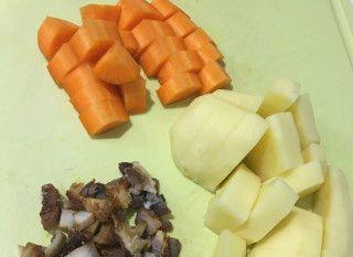 简单美味的土豆肉丁（家庭厨房必备，快手料理不可错过）-第3张图片-美味行家