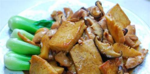 香菇烧豆腐——美味健康的素食佳肴（美味的素食菜谱，营养丰富的健康餐）-第1张图片-美味行家