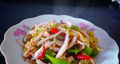 咸豆角炒鱿鱼丝，美味轻松做（家常美食，鲜香可口，咸豆角、鱿鱼丝、葱姜蒜、调料不可少）-第3张图片-美味行家