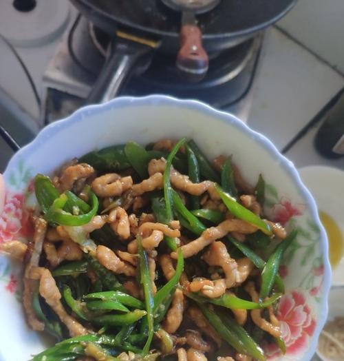 美味洋葱青椒肉丝的制作方法（简单易学的家庭美食/营养健康的快手菜/一份开胃的中式佳肴）-第1张图片-美味行家