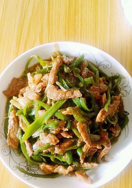 美味洋葱青椒肉丝的制作方法（简单易学的家庭美食/营养健康的快手菜/一份开胃的中式佳肴）-第2张图片-美味行家