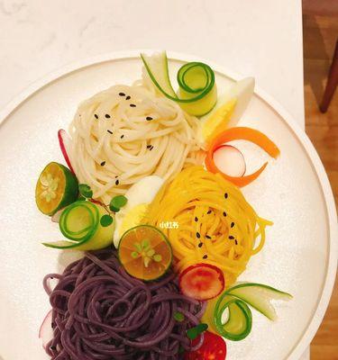 夏日清爽，以素凉面为主的健康轻食（15种美味素凉面做法，轻松打造清爽美食）-第3张图片-美味行家