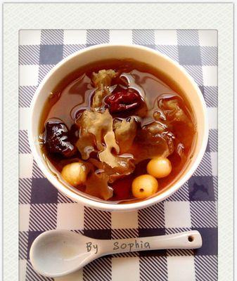 银耳莲子羮的做法与营养（以营养美味为主导，做出美味的银耳莲子羮）-第1张图片-美味行家
