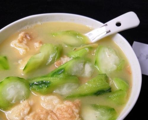 尝鲜！丝瓜豆腐皮鸡蛋面的做法（秘制配方揭秘，健康美味两不误！）-第2张图片-美味行家