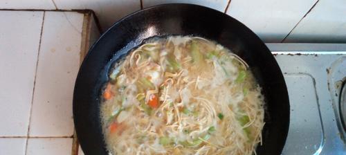 尝鲜！丝瓜豆腐皮鸡蛋面的做法（秘制配方揭秘，健康美味两不误！）-第1张图片-美味行家
