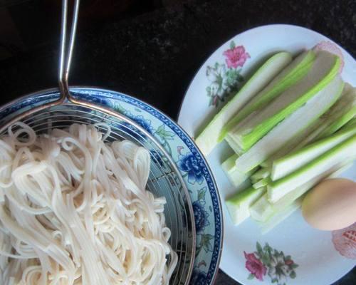 尝鲜！丝瓜豆腐皮鸡蛋面的做法（秘制配方揭秘，健康美味两不误！）-第3张图片-美味行家