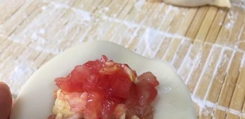 教你做美味的以西红柿猪肉饺！（传统手工技艺，咸香美味的饺子，让你垂涎三尺！）-第3张图片-美味行家