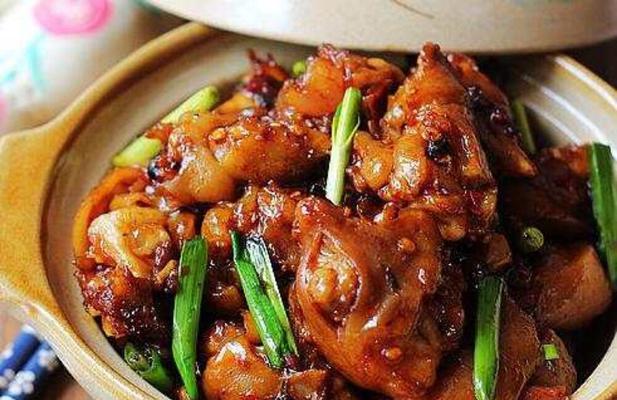 蒜香猪蹄的制作方法（健康美味的家常菜）-第1张图片-美味行家