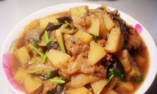 美味健康的土豆茄子烧木耳（掌握烹饪技巧，尝尽家常美食）-第1张图片-美味行家