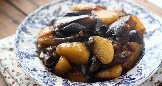 美味健康的土豆茄子烧木耳（掌握烹饪技巧，尝尽家常美食）-第3张图片-美味行家