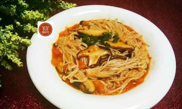 一道简单美味的菜肴——以西红柿炝金针菇的做法（蔬菜的完美搭配，鲜香味美，营养丰富）-第1张图片-美味行家