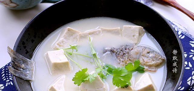 味蕾盛宴——三鲜大骨豆腐汤的做法（教你如何煮出鲜美可口的三鲜大骨豆腐汤）-第2张图片-美味行家