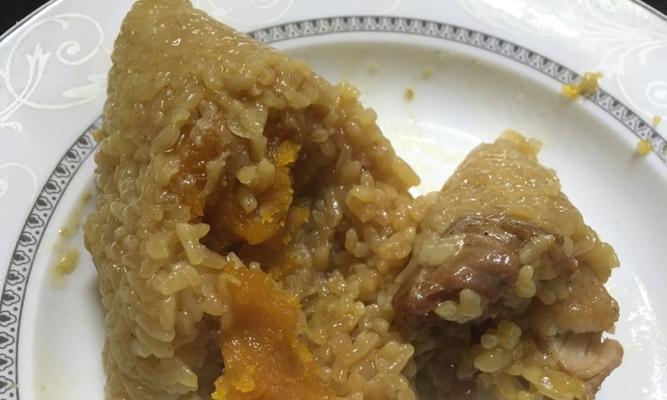 自制口感鲜美的全肉咸蛋粽（传统风味再现家庭厨房，手工制作粽子回归传统）-第1张图片-美味行家