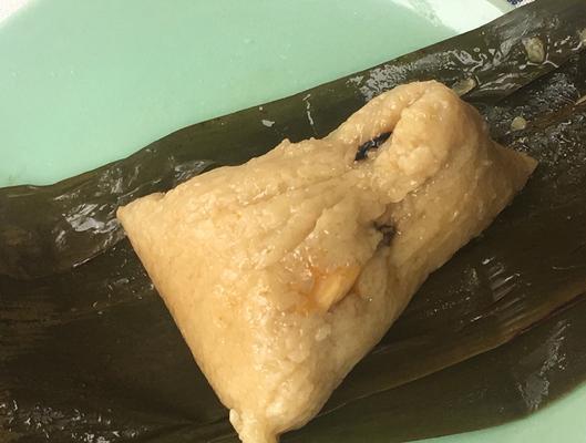 自制口感鲜美的全肉咸蛋粽（传统风味再现家庭厨房，手工制作粽子回归传统）-第3张图片-美味行家