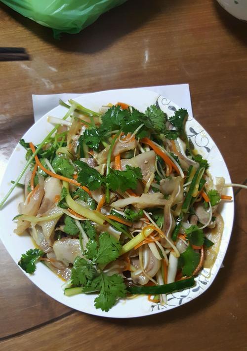 猪耳朵新吃法，紫苏凉拌！（以紫苏为主料，简单易做的猪耳朵凉拌菜谱！）-第1张图片-美味行家