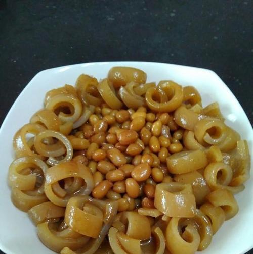 猪皮花生冻，美味与营养并存（以营养丰富的花生为主材料，加入猪皮炖制而成的冰爽甜品）-第3张图片-美味行家