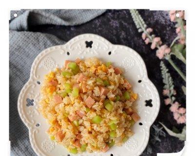 掌握这道鲜蔬蛋炒饭，轻松搞定美味早餐（健康美味的鲜蔬蛋炒饭，教你如何做出口感好、颜值高的炒饭）-第2张图片-美味行家