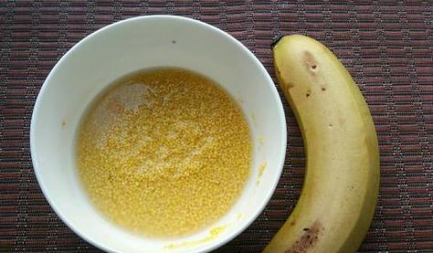 怎样制作美味可口的香蕉小米粥（简单易学，家庭必备的美味早餐）-第1张图片-美味行家
